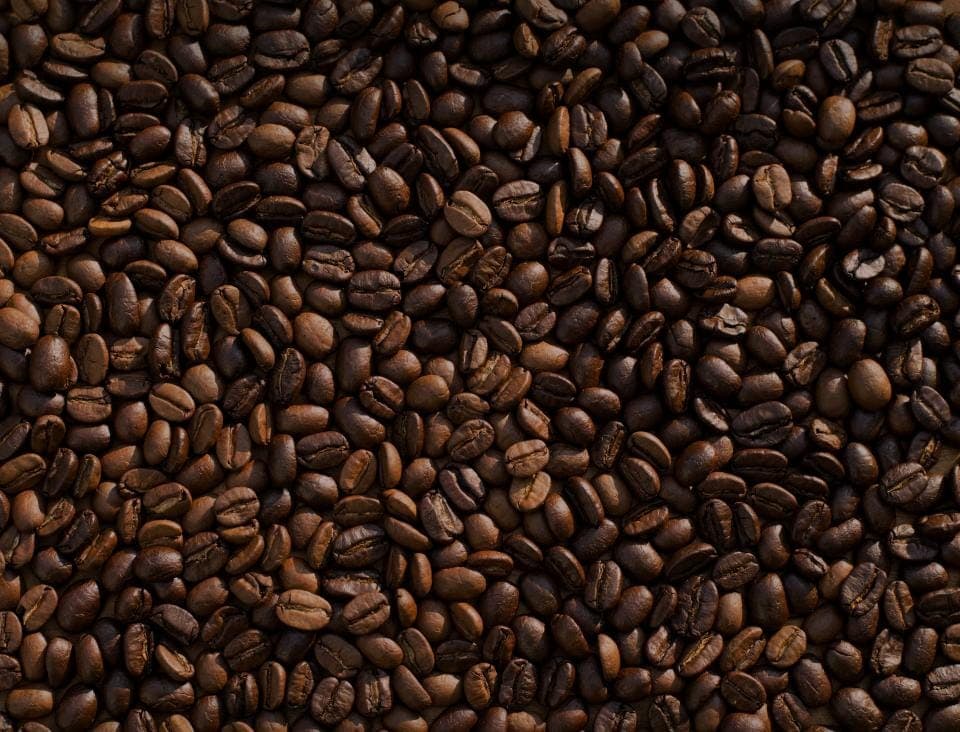 Grãos de café torrados enchendo todo o quadro