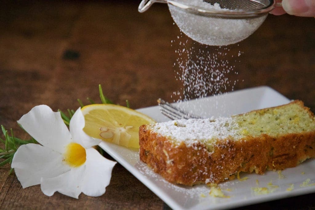 Fatia de bolo de limão com açúcar de confeiteiro peneirado por cima