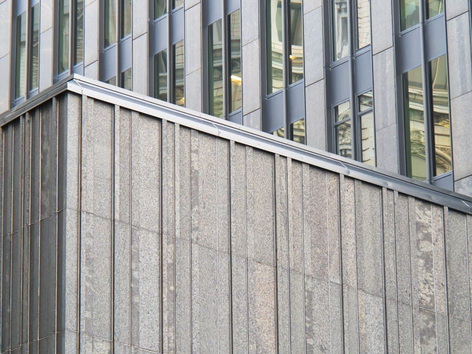 Fachada de ripas verticais de madeira e concreto