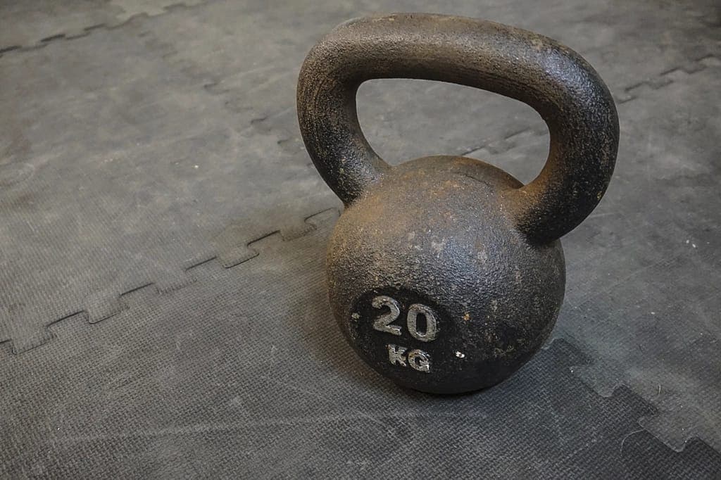 Kettlebell de 20 quilos no piso de borracha