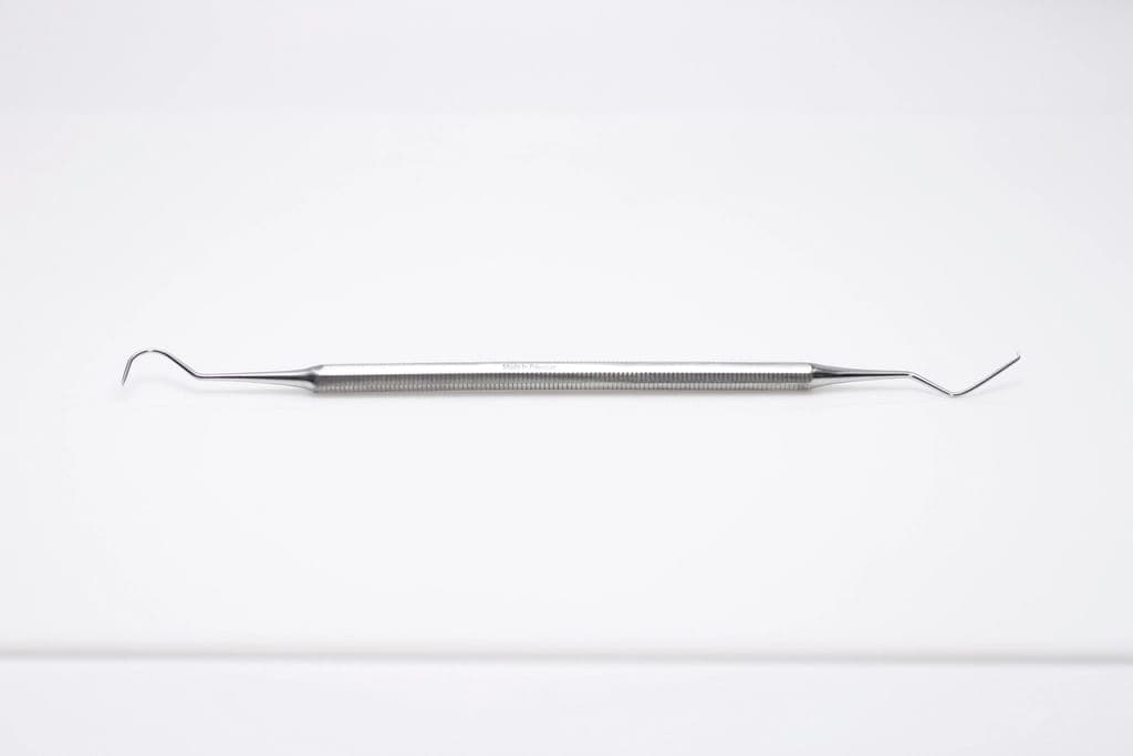 Sonda odontológica sobre fundo branco
