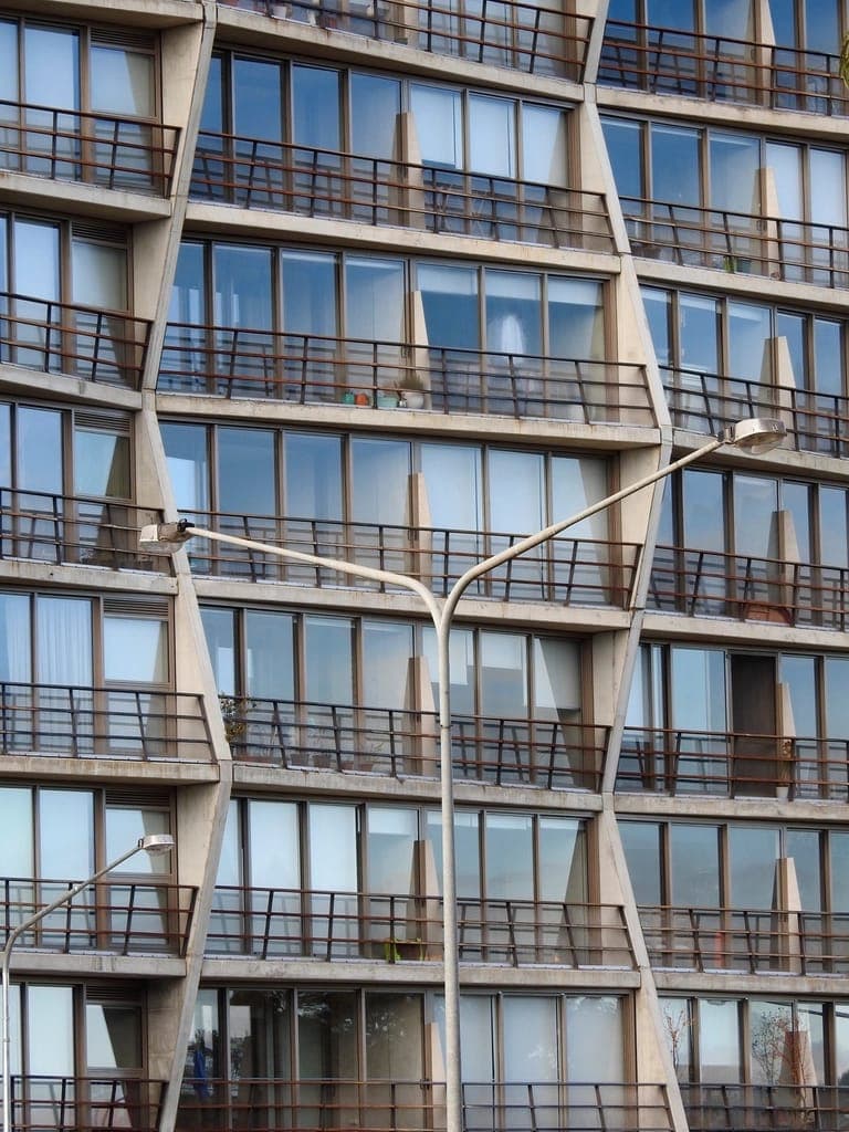 Fachada de um edifício residencial alto, com sacadas em fita